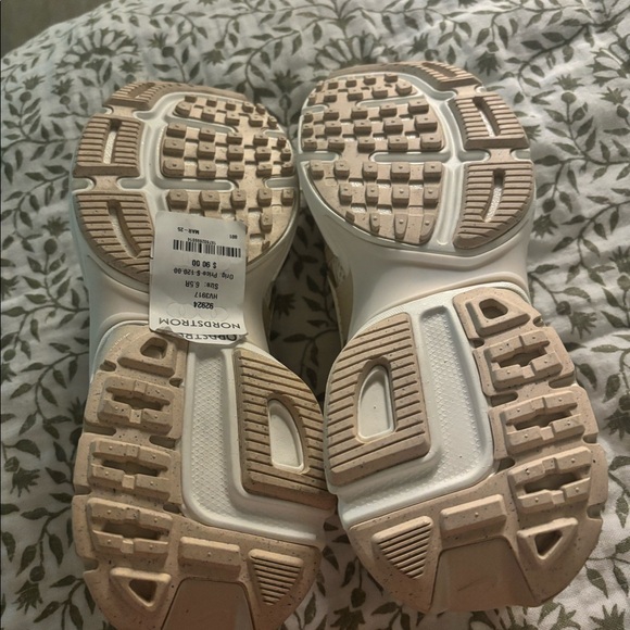 Nike V2K shoes - Picture 2 of 4